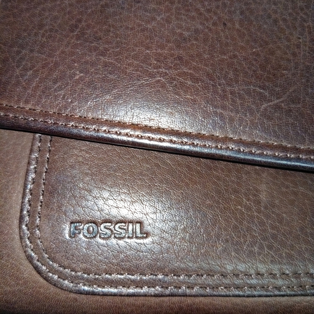 Fossil wallet with removable crossbody  strap - Picture 5 of 9